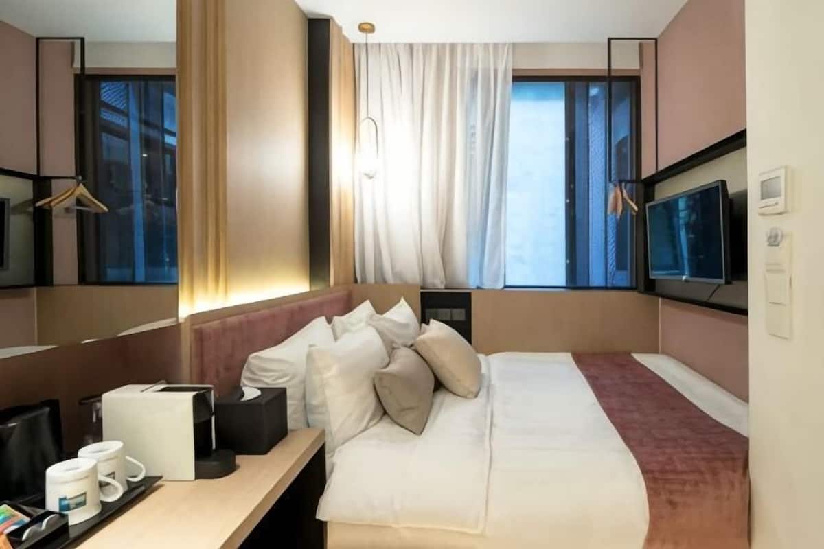Free minibar, in-room safe, desk, blackout drapes