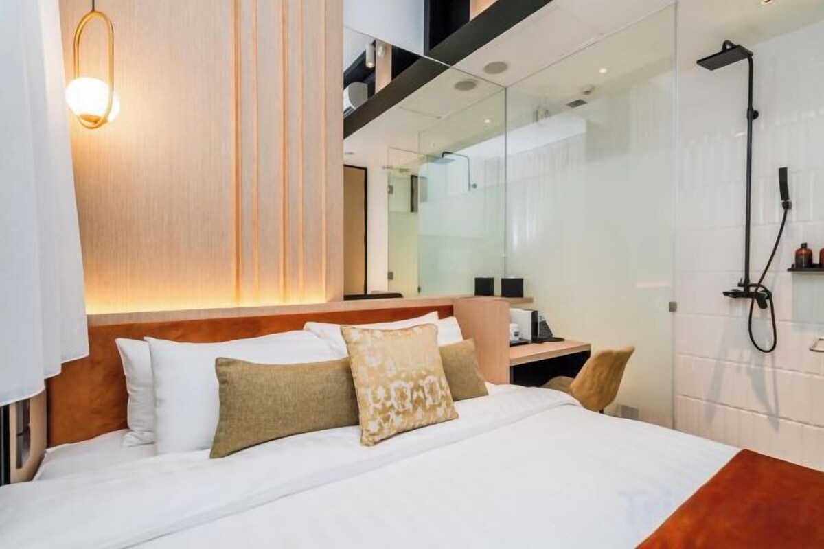 Minibar con artículos gratuitos y caja de seguridad en la habitación 