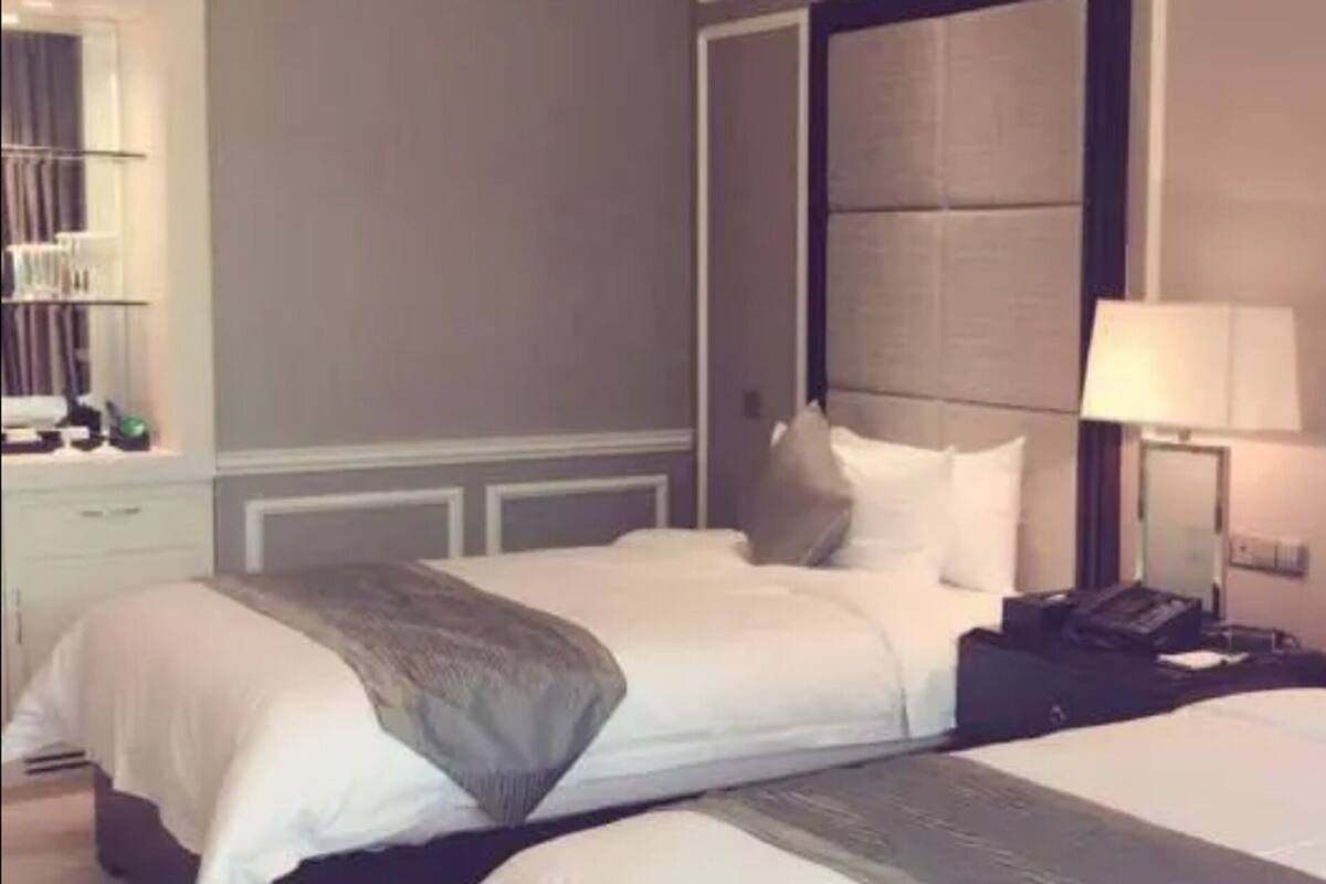 Chambre Deluxe avec lits jumeaux | Minibar, coffre-fort, bureau, rideaux d’obscurcissement