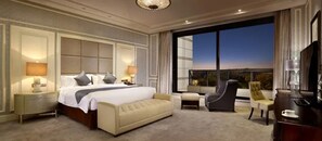 Minibar, caja de seguridad en la habitación y escritorio 