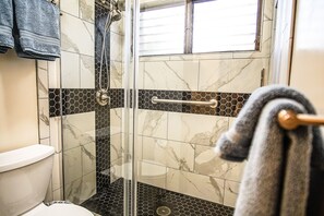 Hair dryer, towels, soap, shampoo - Resort Condo near the Beach (Kihei)