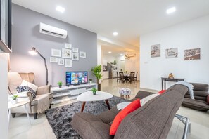 Condo Confort, 3 habitaciones | Área de sala de estar | Televisión LED y consola de videojuegos
