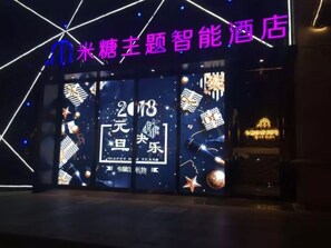 Facciata della struttura - sera/notte