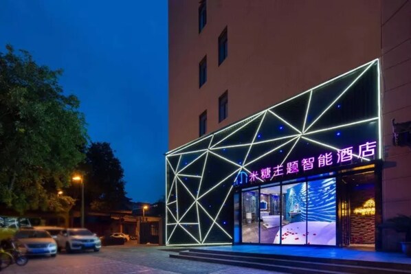 Facciata della struttura - sera/notte