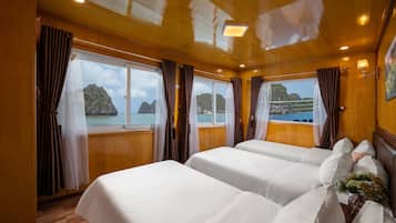 Deluxe driepersoonskamer | 1 slaapkamer, een minibar, een kluis op de kamer