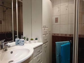 Shower, hair dryer, towels, soap - City center apartment for city people (Kesklinna linnaosa)