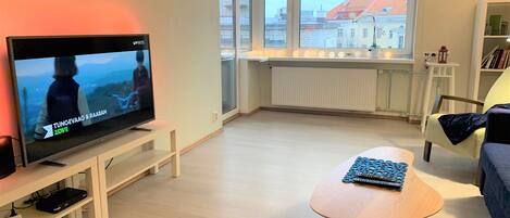 TV connectée, livres, vidéothèque