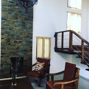 Villa familiare | Soggiorno | TV al plasma 32 pollici con canali via cavo, TV