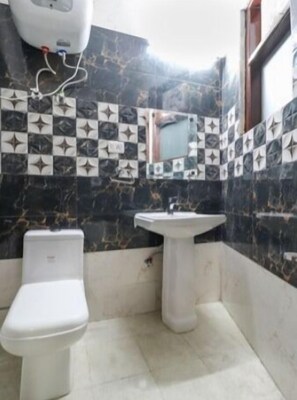 デラックス ルーム | バスルーム | シャワー、タオル