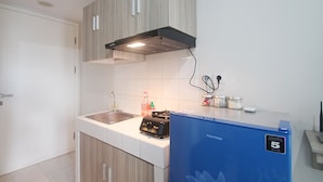 Studio | Private kitchenette | Fridge, stovetop - The Springlake Summarecon Bekasi (Bekasi)