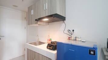 Studio | Private kitchenette | Fridge, stovetop