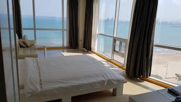 Room (Coner Suite, Sea View) | Soundproofing, free WiFi