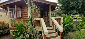 Basic-Ferienhütte | Blick auf den Garten