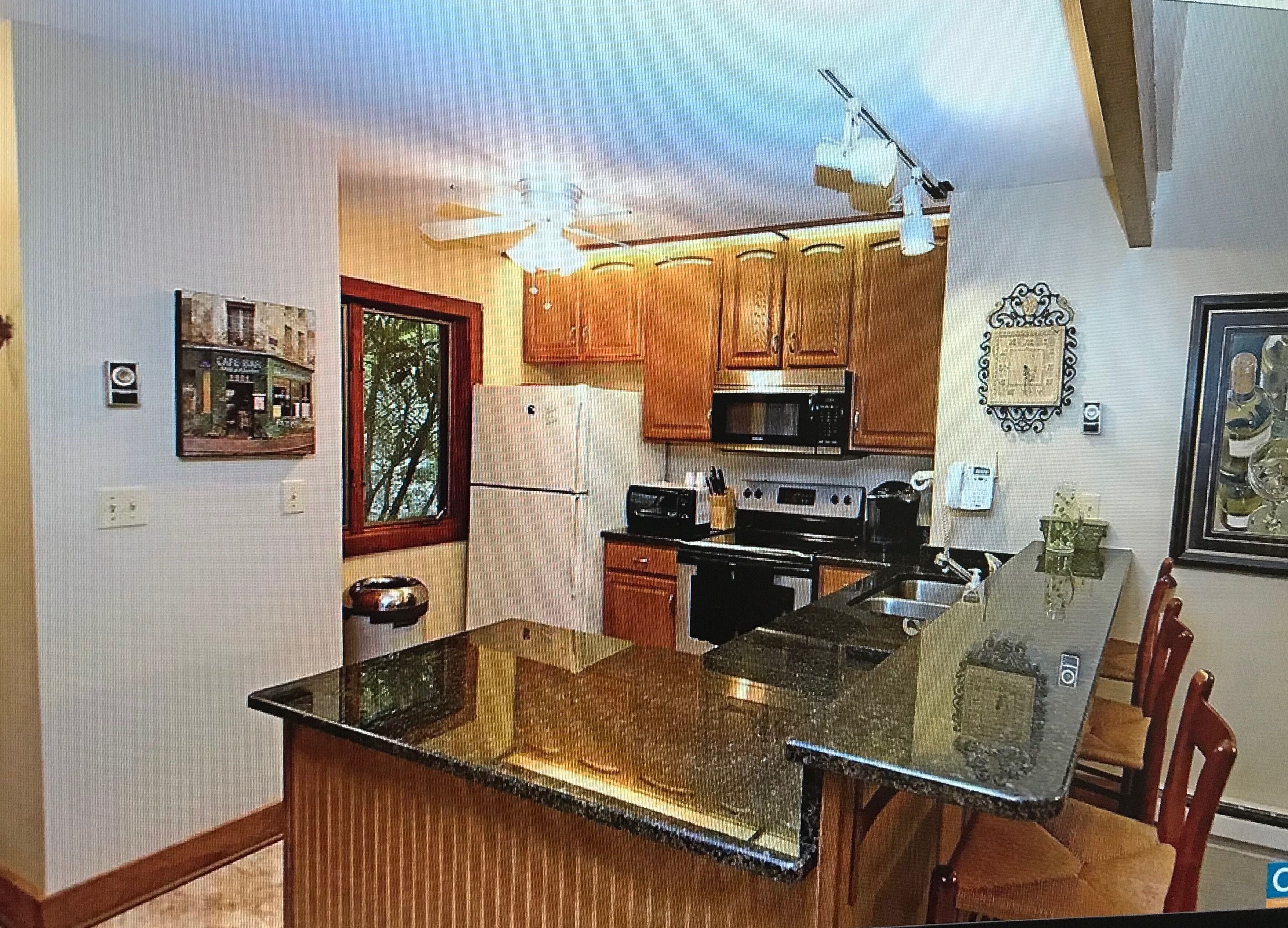 Quiet cul-de sac, walk to slopes!