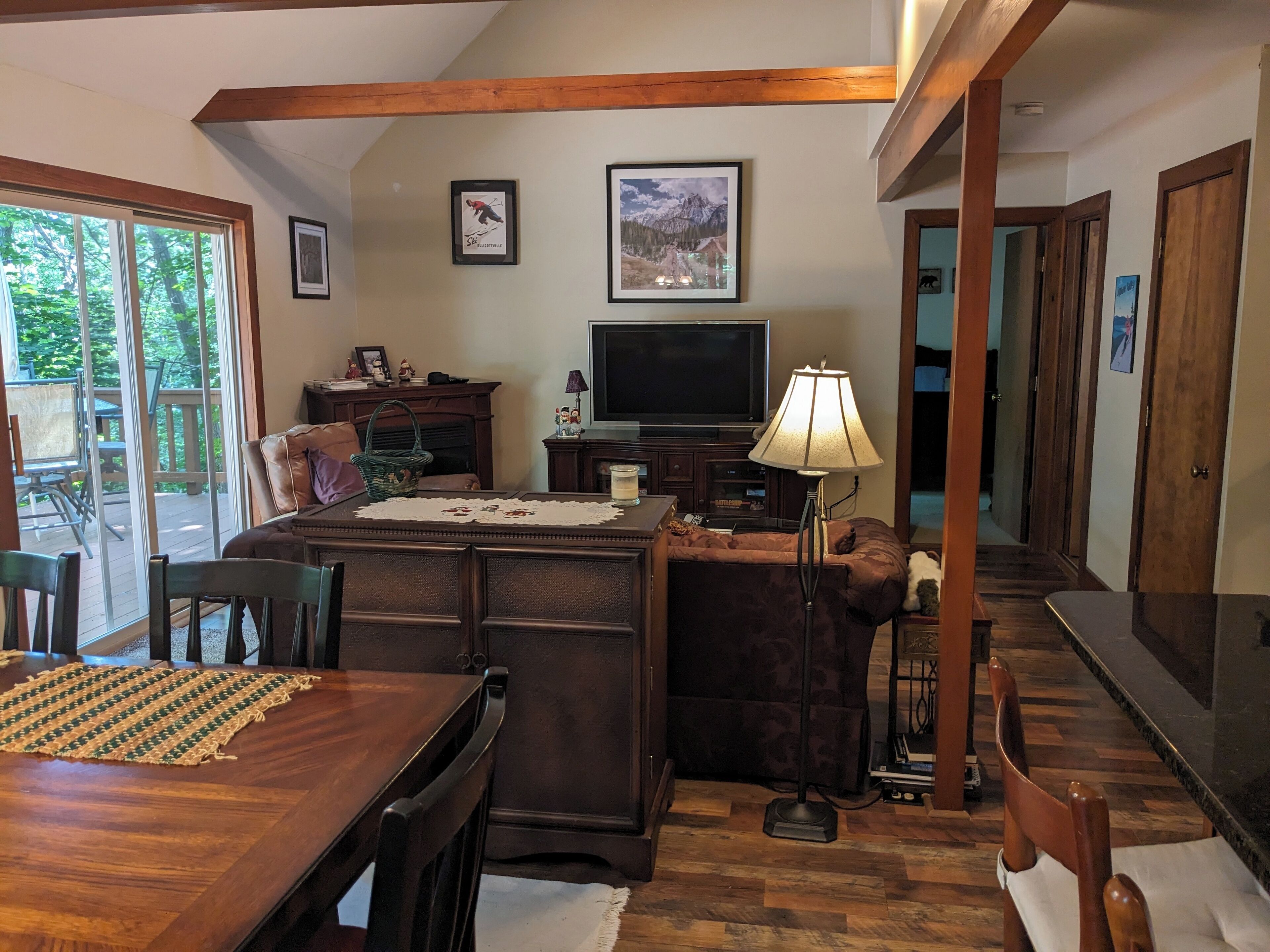 Quiet cul-de sac, walk to slopes!