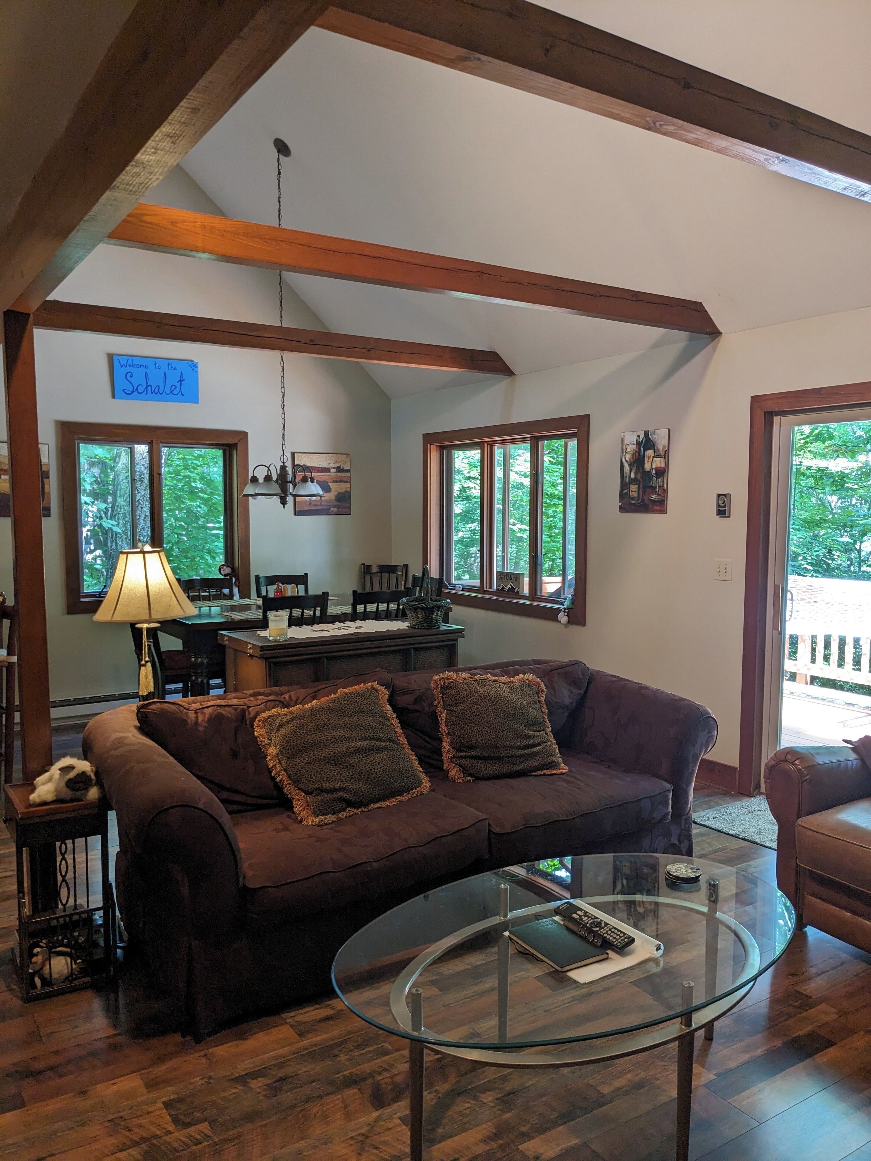 Quiet cul-de sac, walk to slopes!