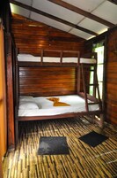Una cama litera con suelo de madera y una escalera.