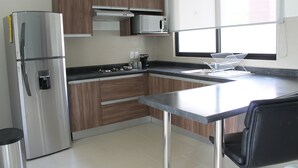 Apartamento junior | Cocina privada | Horno, utensilios de cocina y congelador
