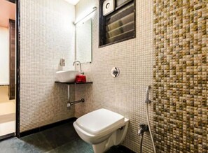 Ducha, artículos de higiene personal gratuitos, albornoces y toallas