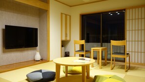 Mountain View and Lake View Superior Japanese Western Style Room | In-room safe, free WiFi - Kawaguchiko Hotel New Century (Fujikawaguchiko)