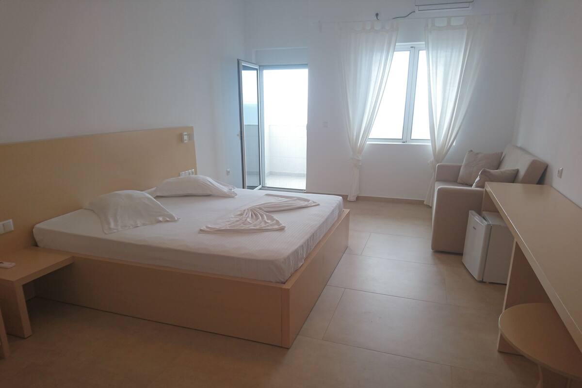 Deluxe-Zimmer, Meerblick | Kostenlose Minibar, Schreibtisch, kostenloses WLAN