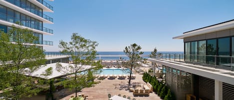 Piscina a l'aire lliure de temporada, para-sols i gandules