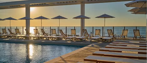 Piscine extérieure (ouverte en saison), parasols de plage