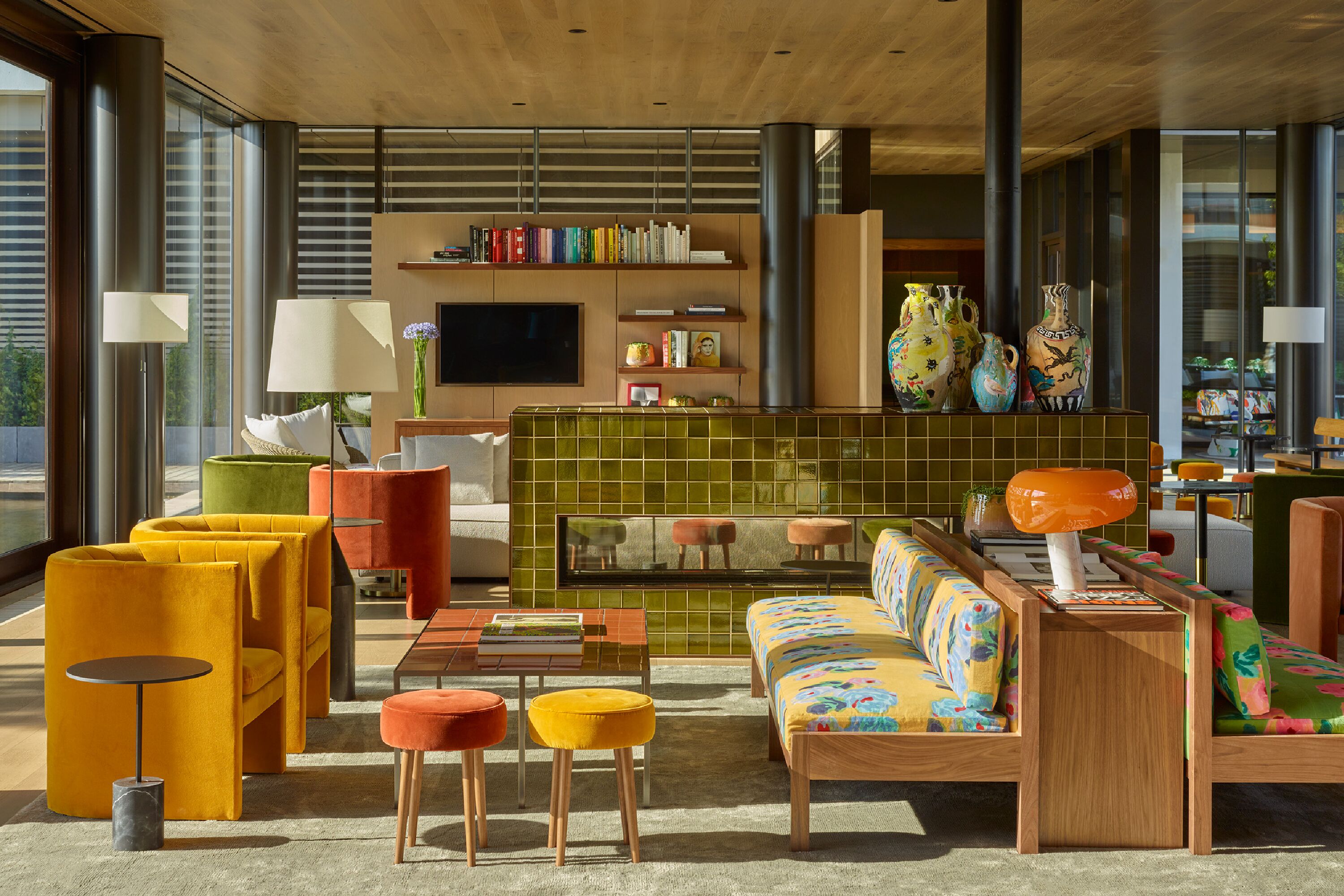 ocean views, serves breakfast, lunch and dinner