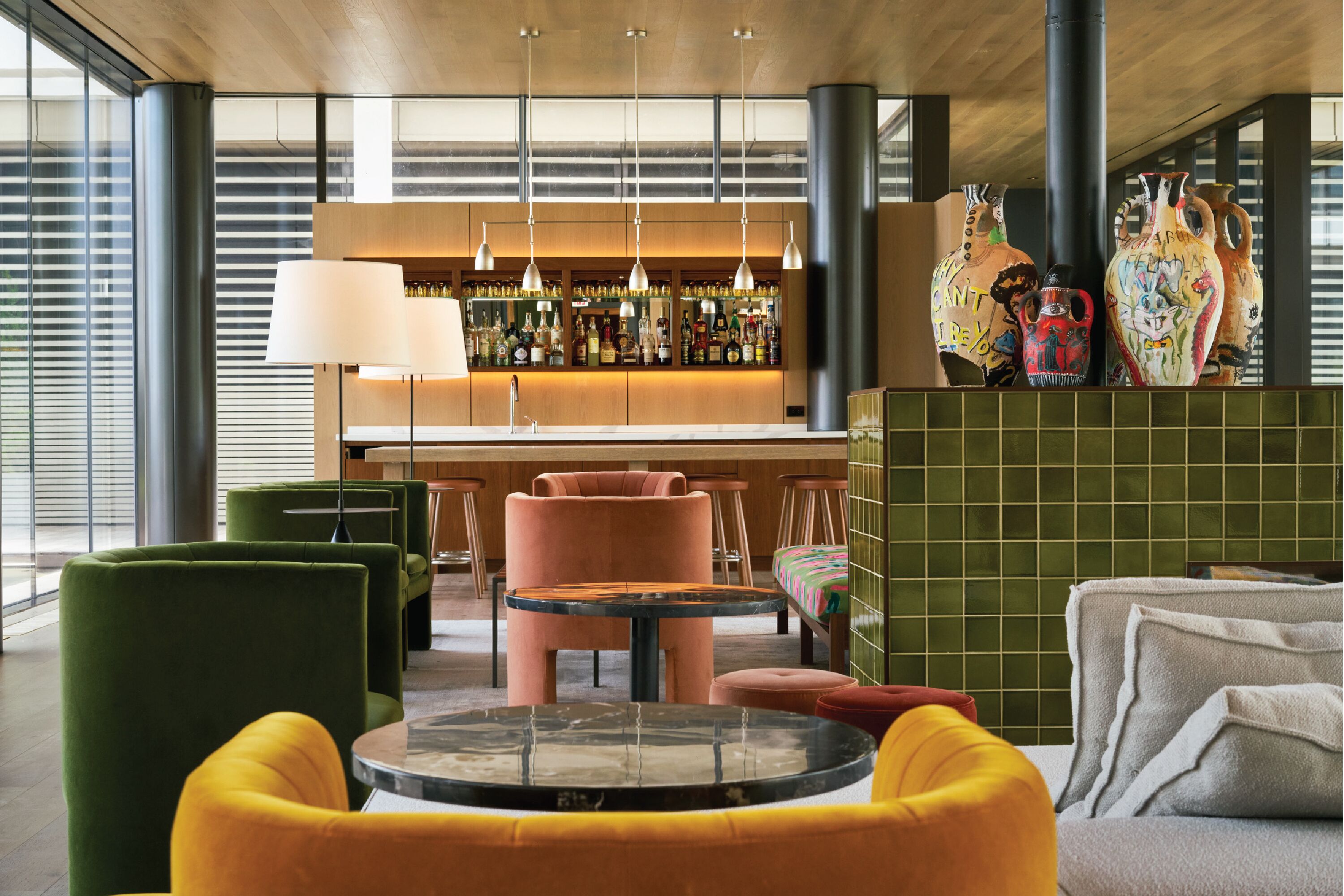 Eine moderne Bar mit verschiedenen Sitzgelegenheiten, darunter eine Bar und mehrere Stühle.