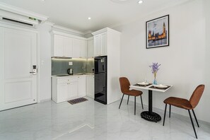 Suite balcony back building | Free WiFi, bed sheets - The Royal Hotel & Apartment (Ho Chi Minh City)