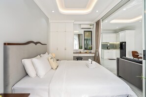 Suite balcony back building | Free WiFi, bed sheets - The Royal Hotel & Apartment (Ho Chi Minh City)