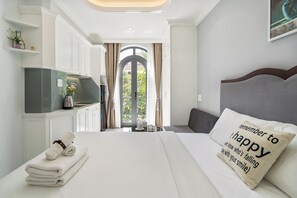 Free WiFi, bed sheets - The Royal Hotel & Apartment (Ho Chi Minh City)