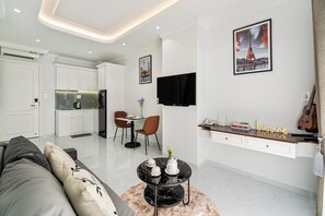 Suite balcony back building | WiFi (無料)、ベッドシーツ