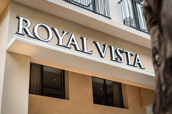 Un edificio con un letrero que dice "ROYAL VISTA".