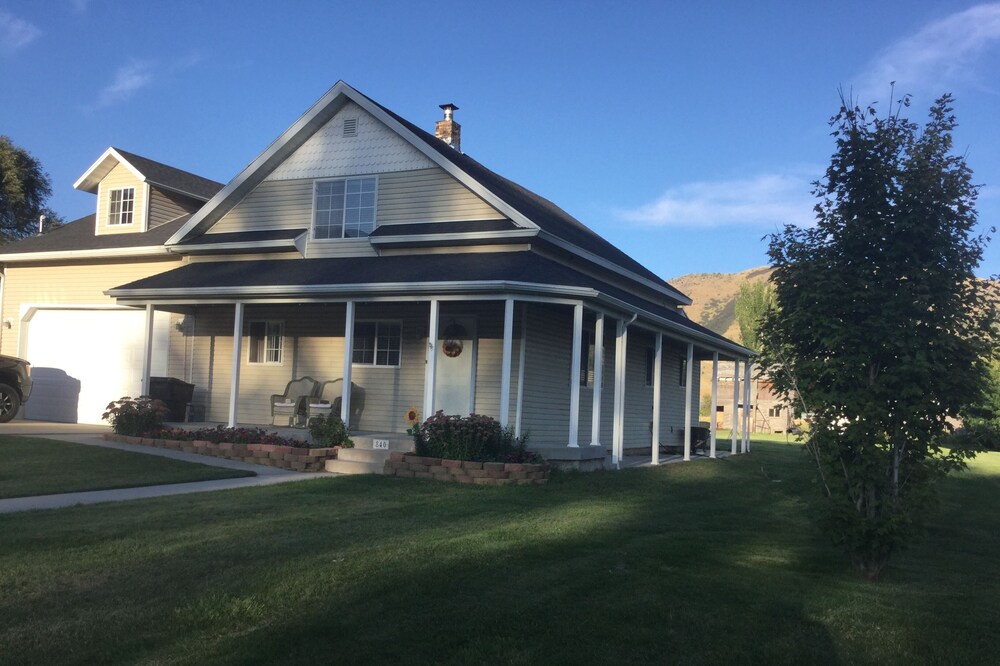 Mountain Valley Getaway. Cozy farmhouse near a beautiful lake in northern Utah.