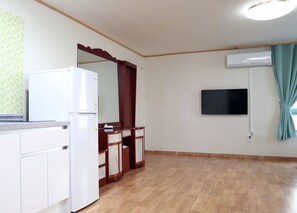 Family Room (305-306 & 505-506) | Living area