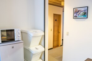 Fridge, microwave - Myoko House - Hostel (Myoko)