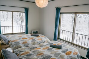 Cubrecamas, cortinas blackout y tabla de planchar con plancha 