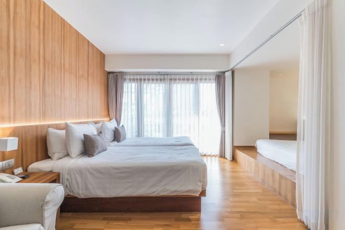 Premium bedding, in-room safe, desk, laptop workspace