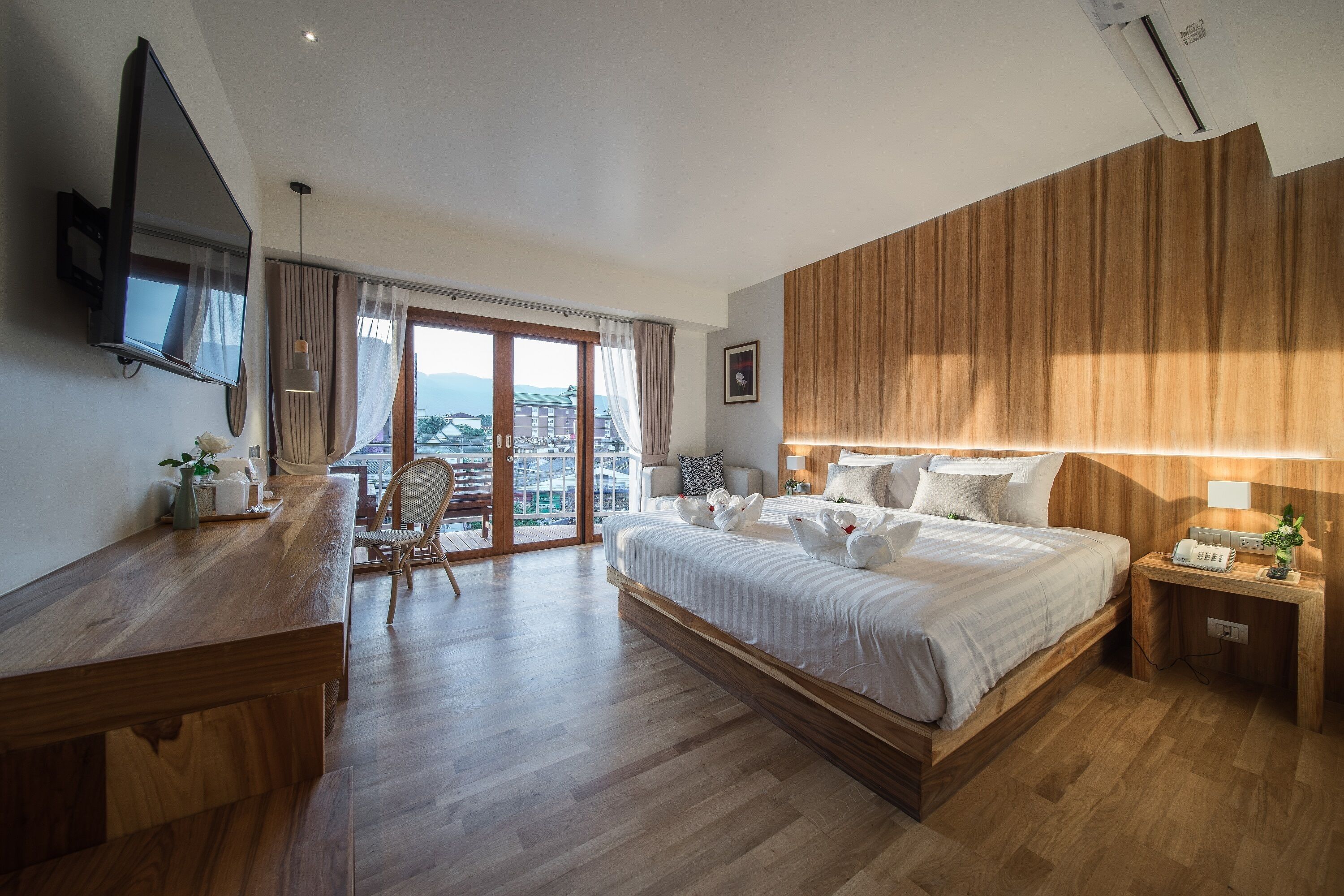 Hypo-allergenic bedding, in-room safe, desk, laptop workspace