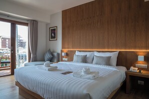 Deluxe Double Room with Balcony | Sängtillbehör av högsta kvalitet och värdeförvaringsskåp på rummet