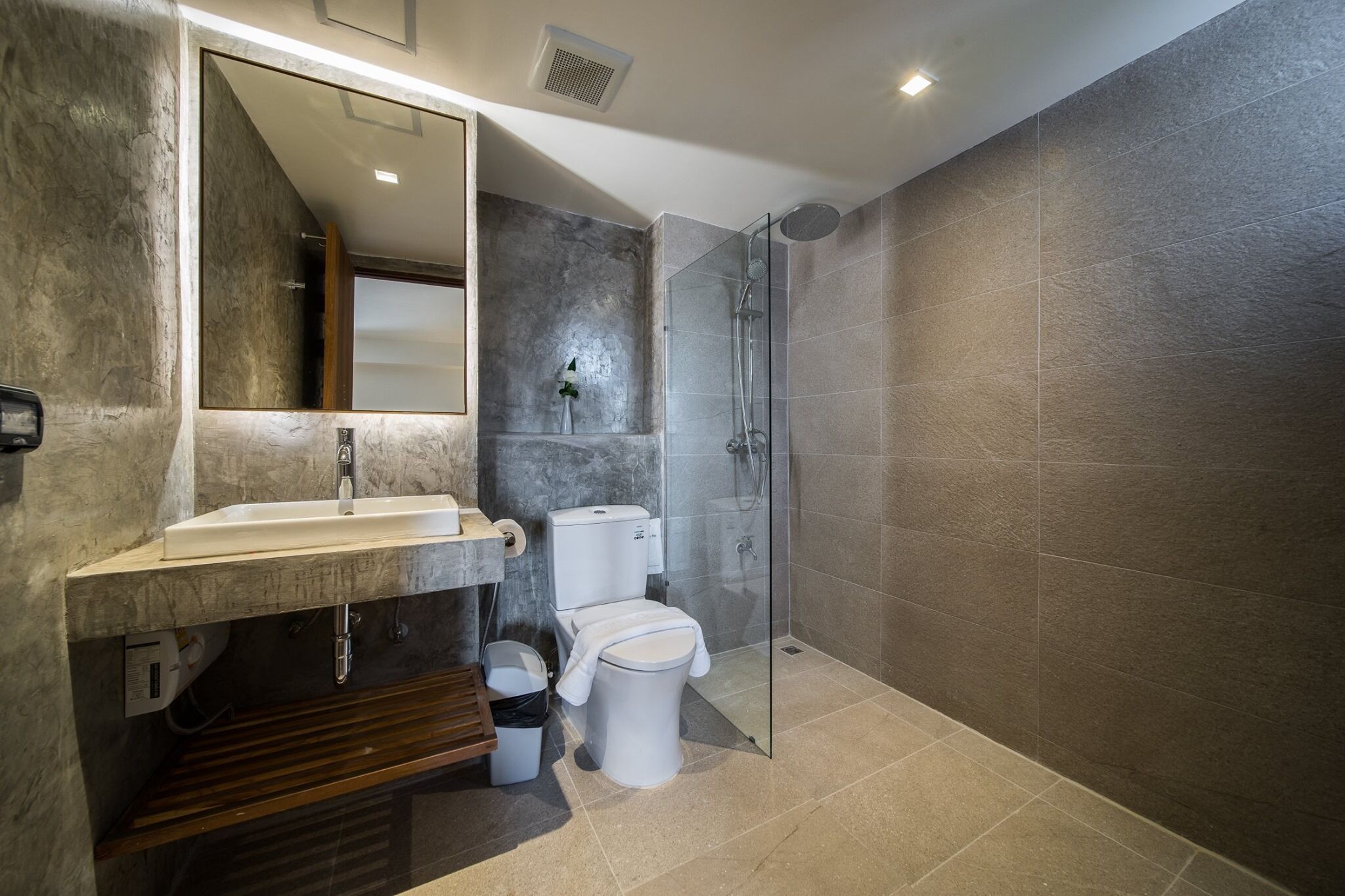 Deluxe Double Room with Balcony | Bathroom | Shower, rainfall showerhead, free toiletries, hair dryer