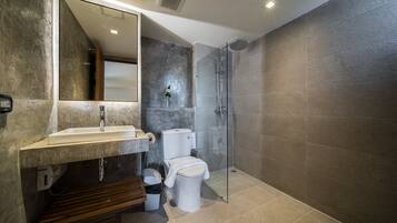 Deluxe Double Room with Balcony | Bathroom | Shower, rainfall showerhead, free toiletries, hair dryer