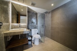 Deluxe Double Room with Balcony | Badezimmer | Dusche, Regendusche, kostenlose Toilettenartikel, Haartrockner
