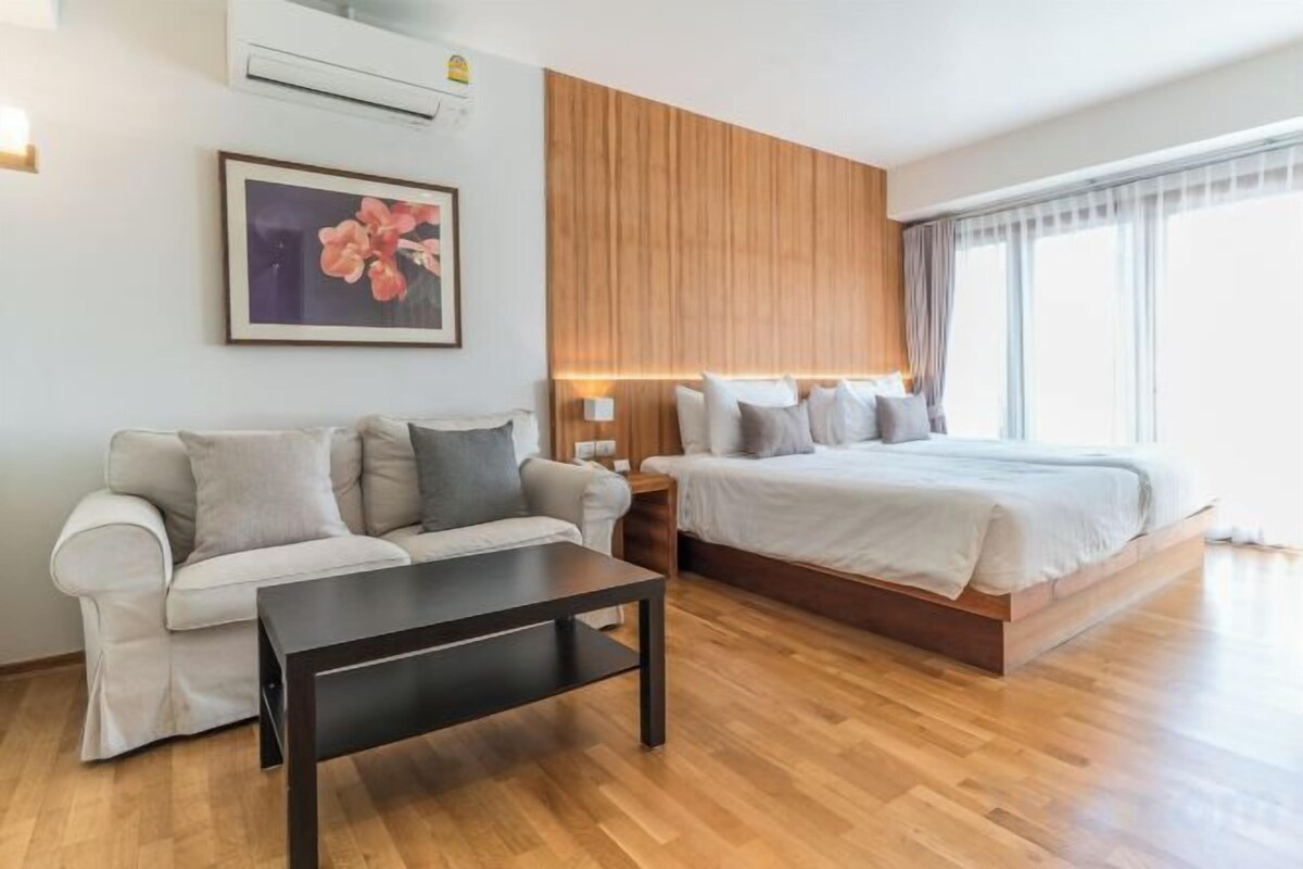 Ropa de cama de alta calidad y caja de seguridad en la habitación 