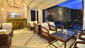 Rooftop bar - Hotel Snowcrests Manor (Manali)