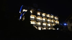 Front of property - evening/night - Hotel Snowcrests Manor (Manali)