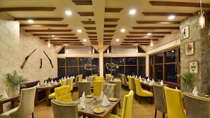 Breakfast, lunch, dinner and brunch served - Hotel Snowcrests Manor (Manali)