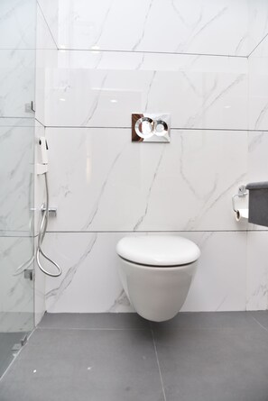 Shower, rainfall showerhead, free toiletries, hair dryer - Hotel Snowcrests Manor (Manali)