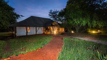 Bagian depan properti - sore/malam